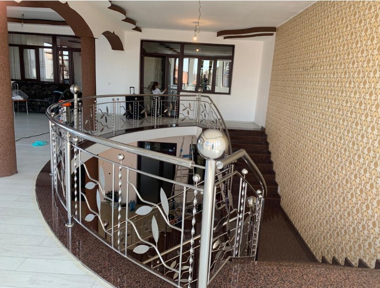 balustrade-din-inox-scari-interioare-cu-frunzulite-Motru