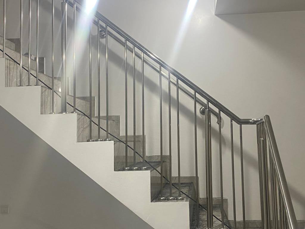 balustrade-de-inox-scari-interioare-Sura-Mica